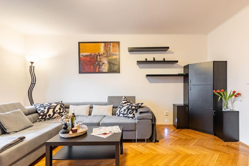 Apartment Urban Haven: Blissful Living In