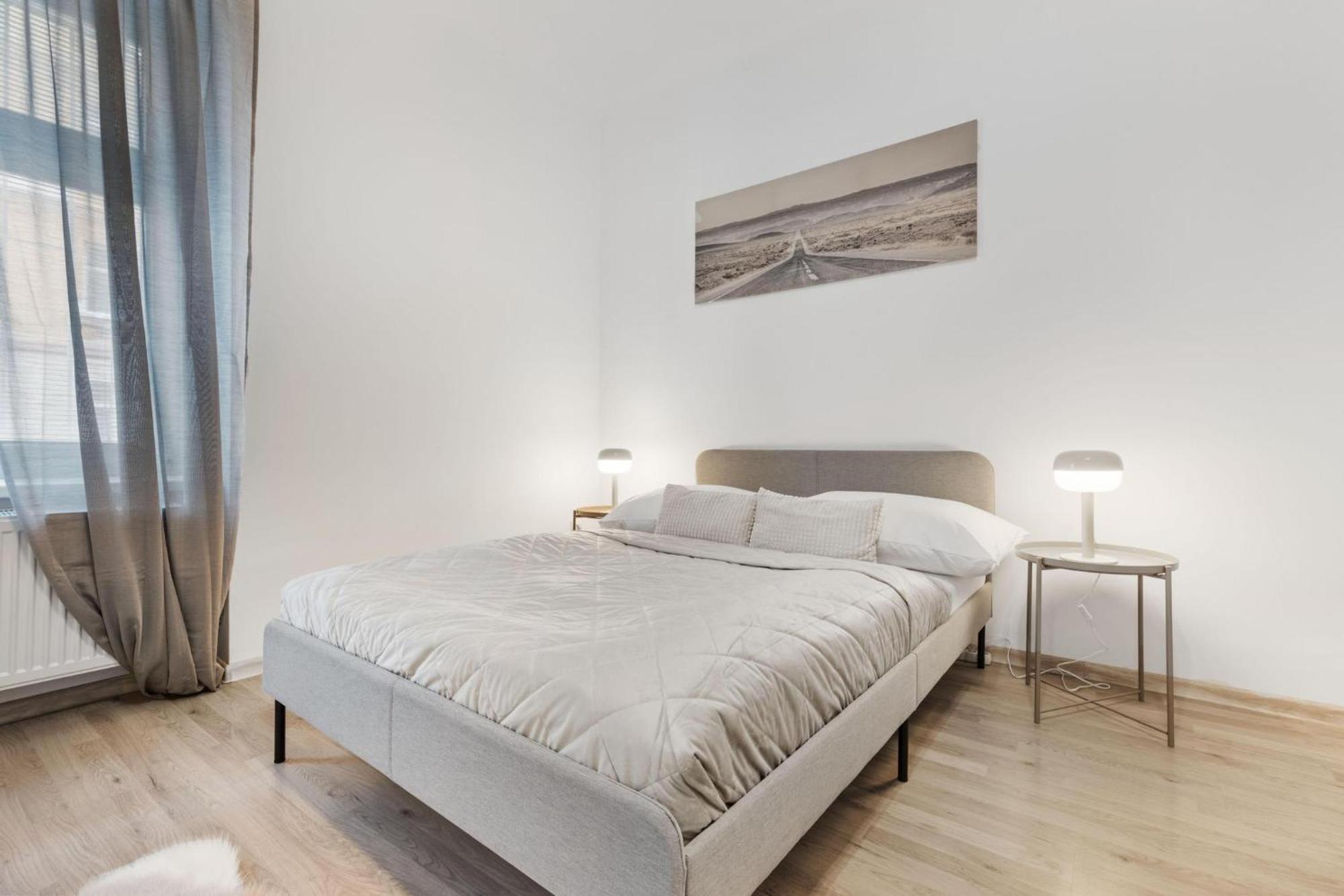 Center - Modern & Stylish *