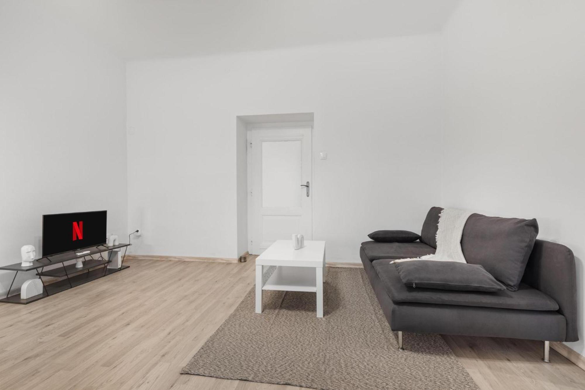 Center - Modern & Stylish Apartment