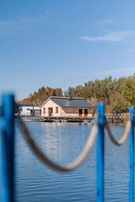 Ocarujuci Houseboat Na Dunaji Holiday home *