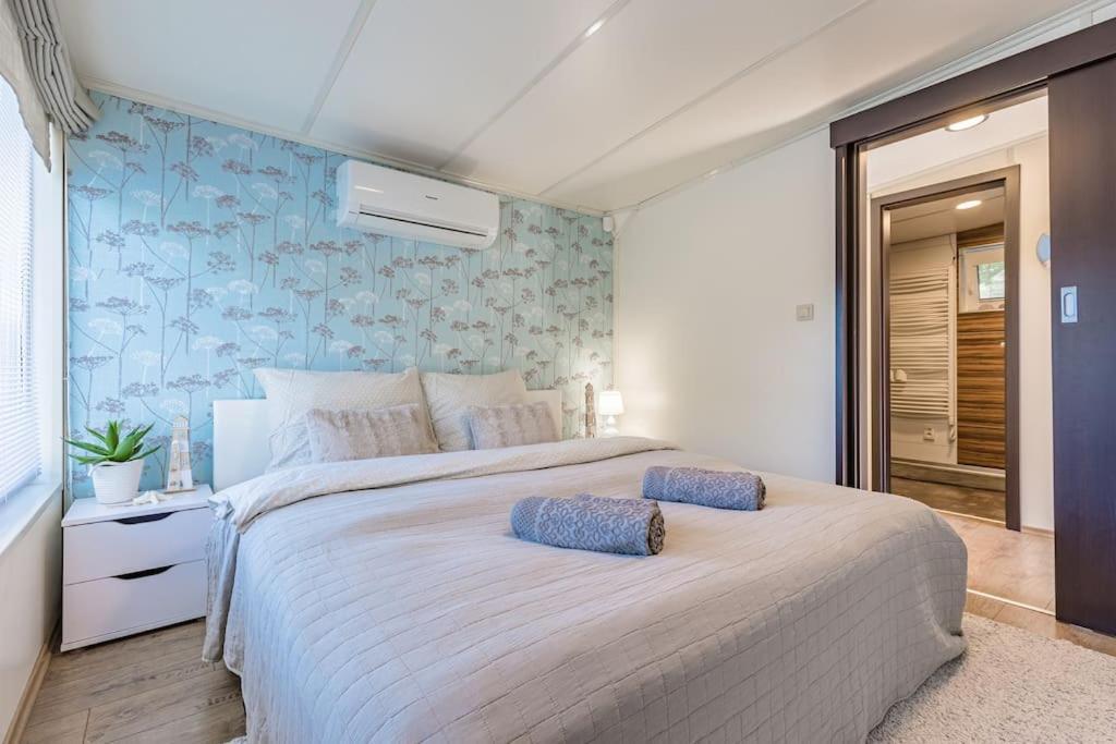 Ocarujuci Houseboat Na Dunaji * Bratislava