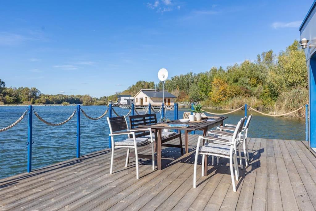 Ocarujuci Houseboat Na Dunaji *