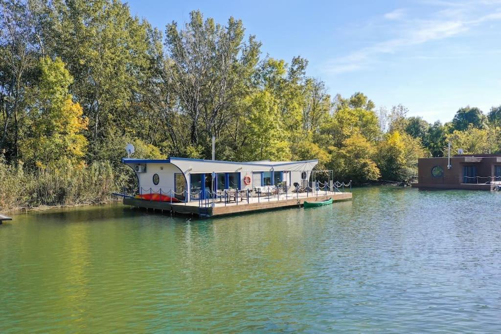Ocarujuci Houseboat Na Dunaji Bratislava