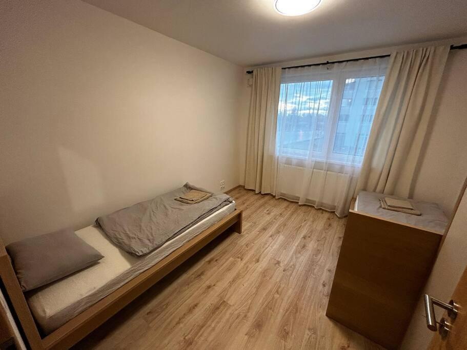 New 2 Bedroom By The Airport - Free Parking