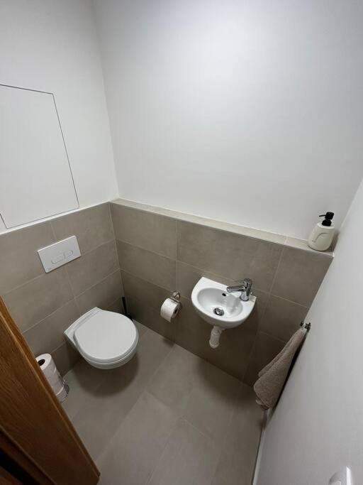 New 2 Bedroom By The Airport - Free Parking