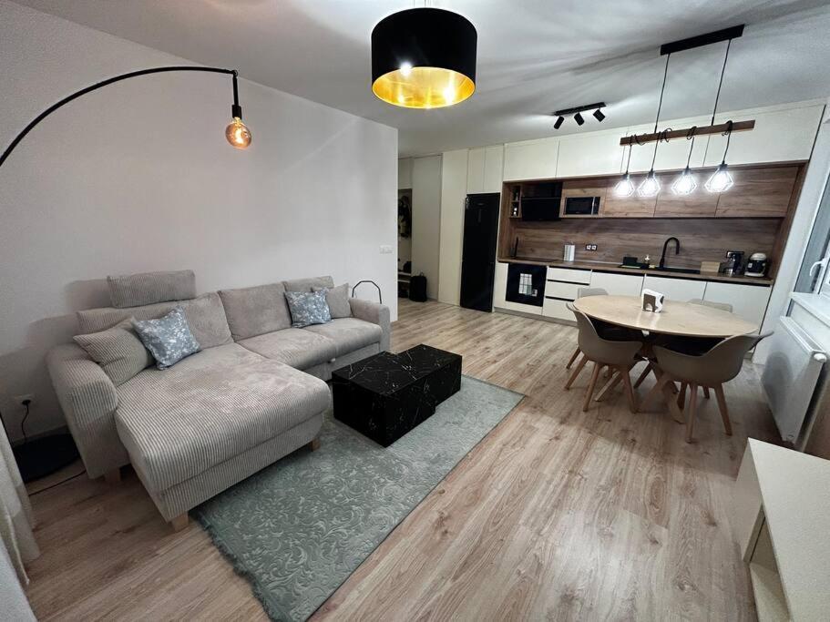 New 2 Bedroom By The Airport - Free Parking Apartment