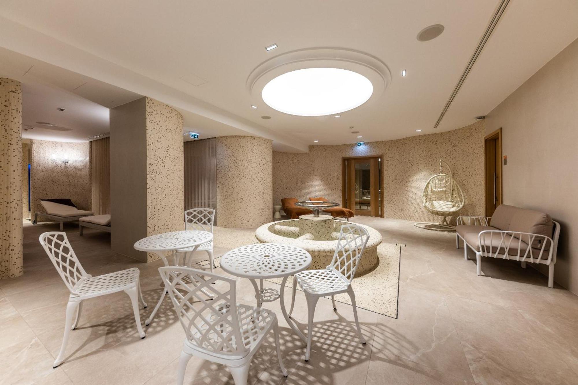 Raj Zdravia Hotel *