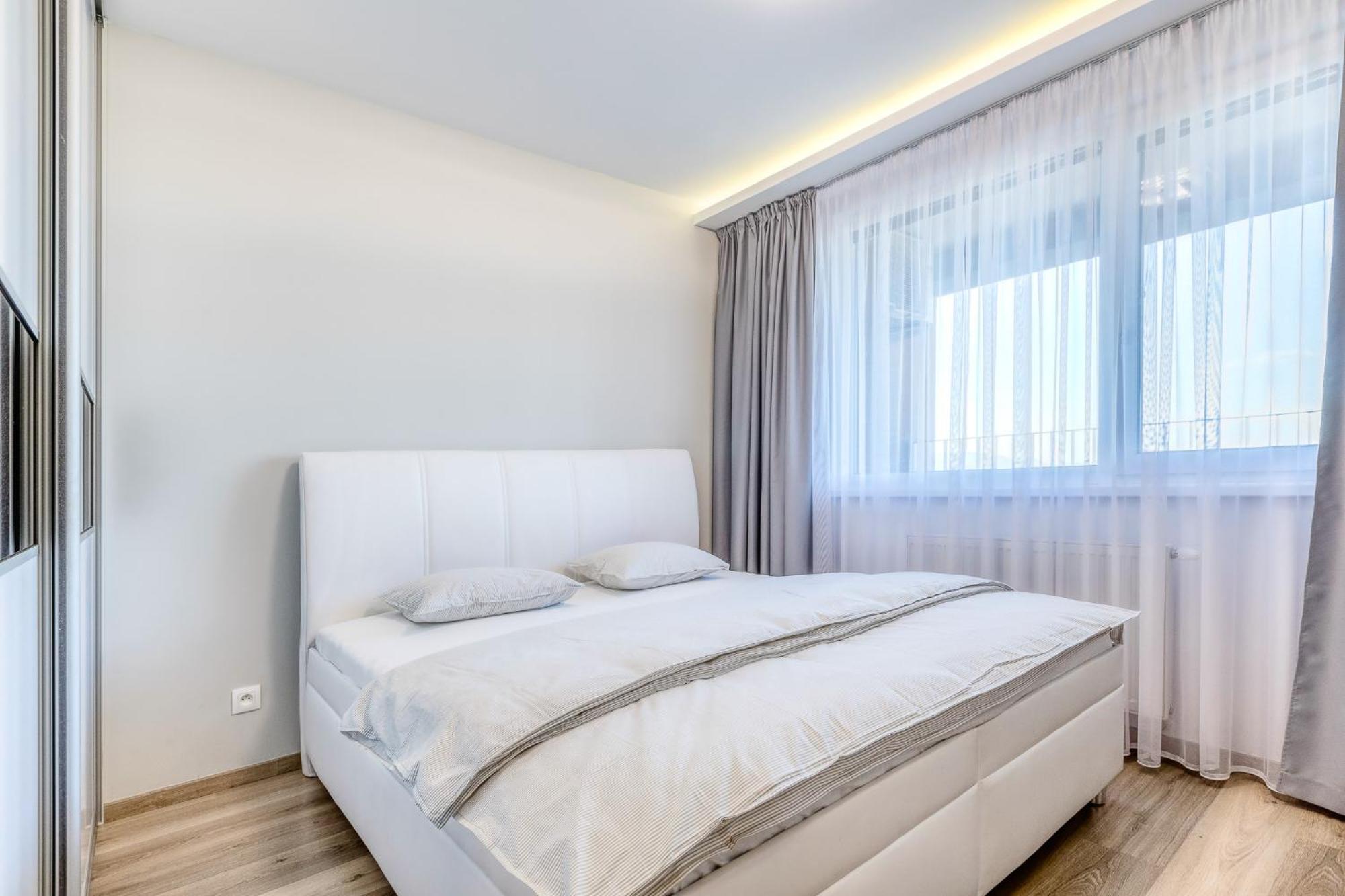 Apartment Top City View From 23rd Floor - Parking Included Bratislava