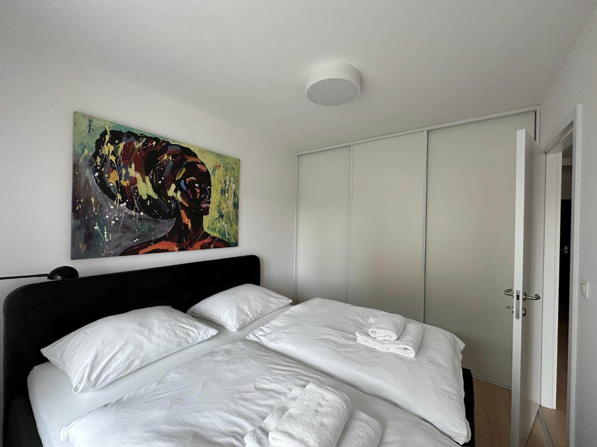 Citycentre With Free Parking Apartment