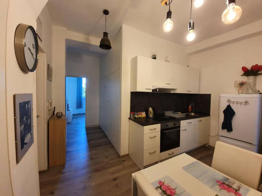 Stylish & Quiet Next To Presidential Palace Apartment