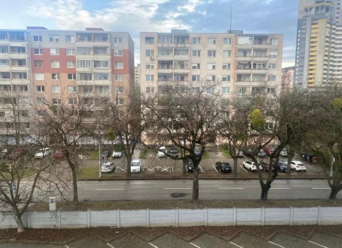 Private 1km From Center