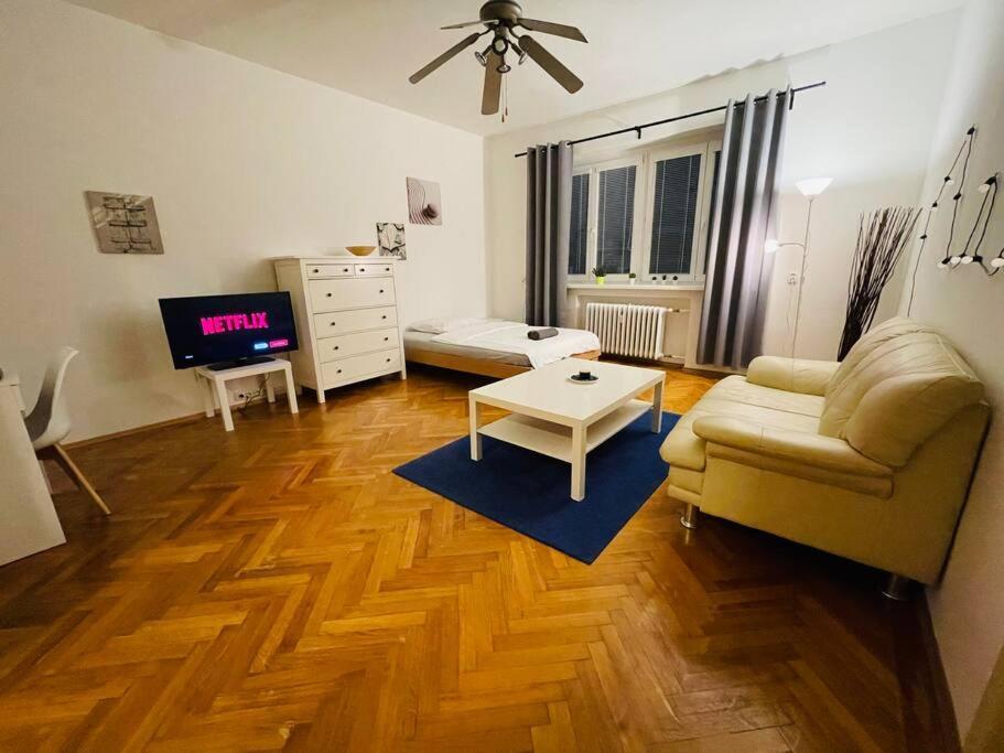 Apartment Lovely 2bdr In Center, Wifi & Self-check In *