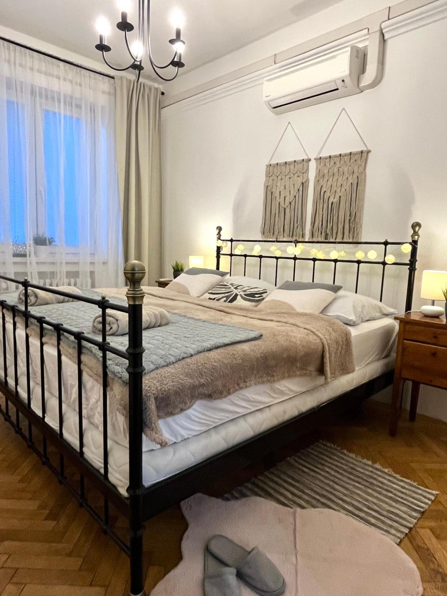 Audrey Hepburn Old Town Air Conditioned Apartment Bratislava