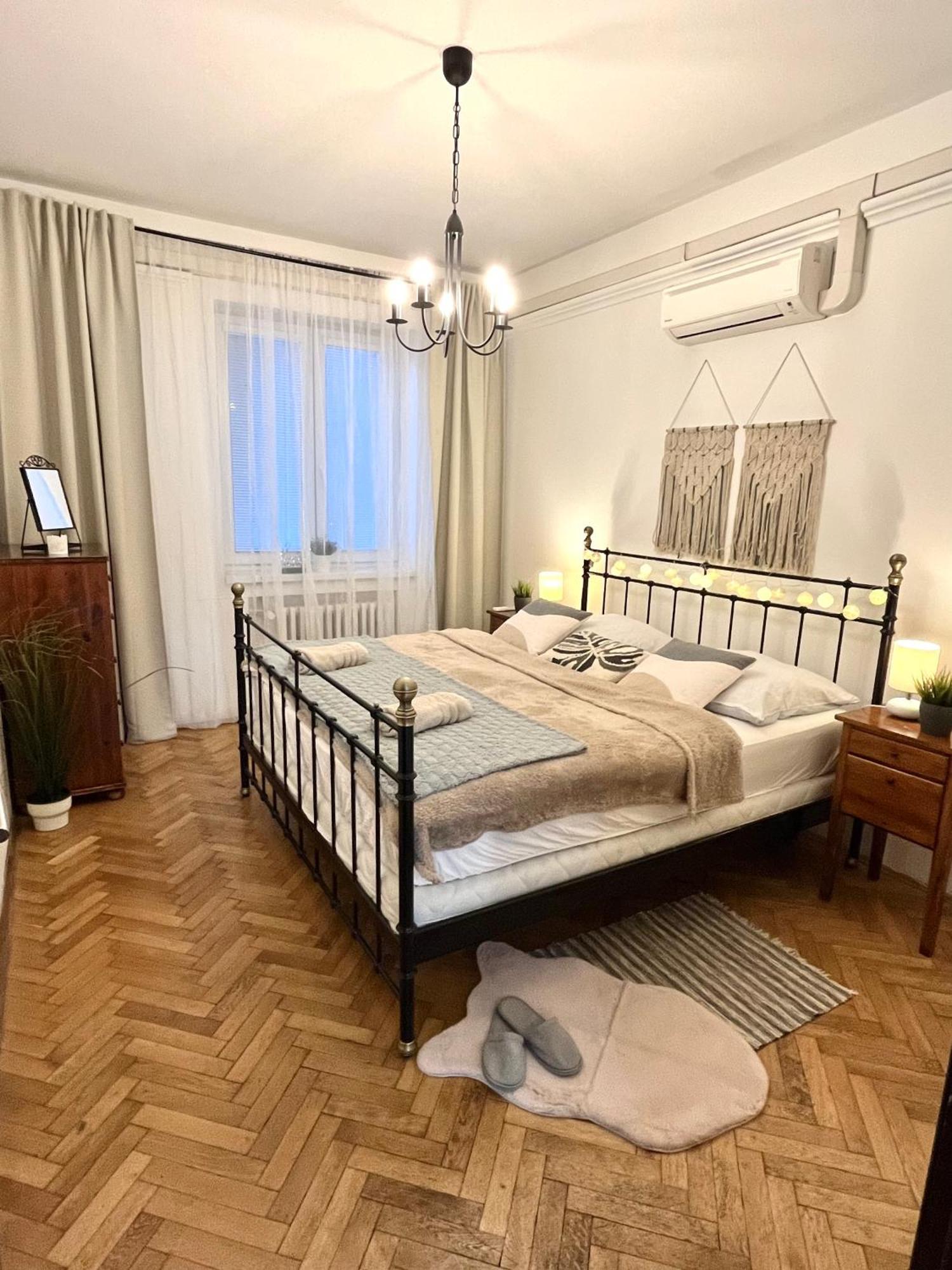 Audrey Hepburn Old Town Air Conditioned Apartment *