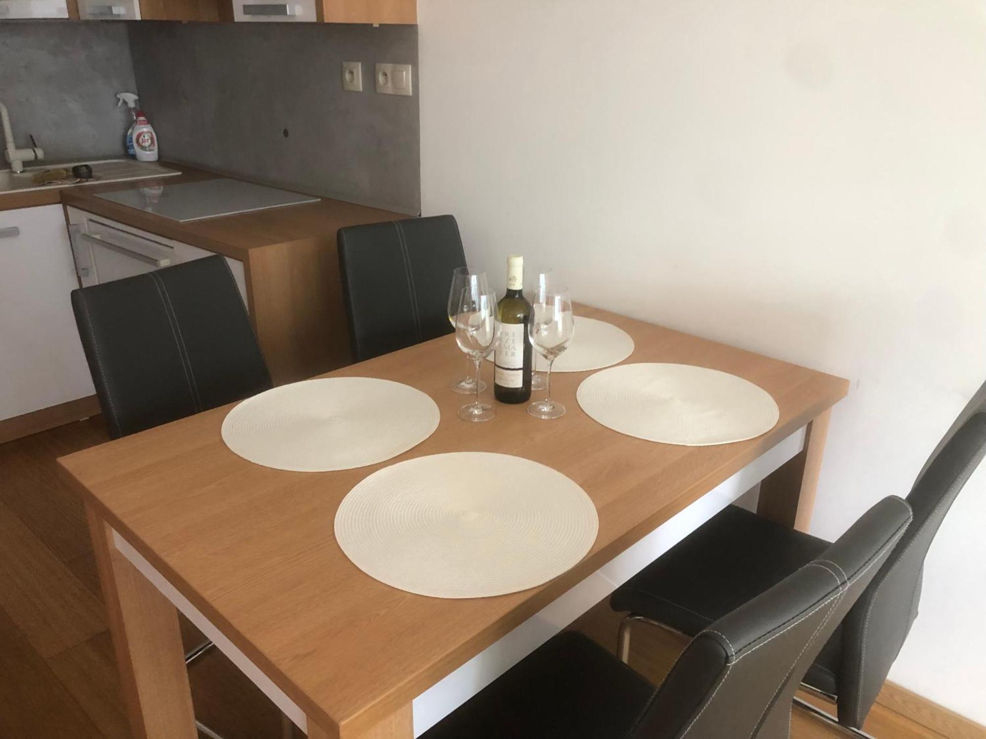 Downtown In The Heart Of The New Center, 4 Persons, Parking Apartment
