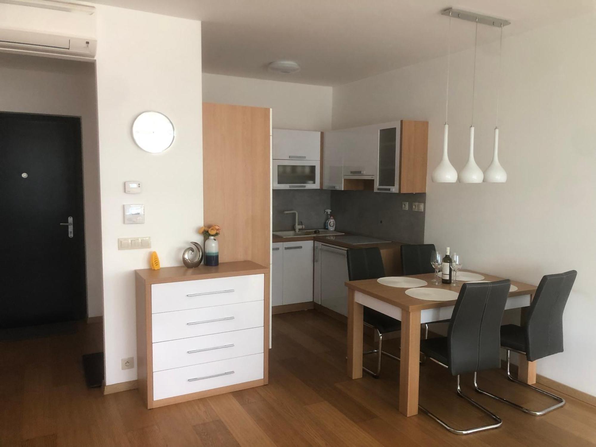 Downtown In The Heart Of The New Center, 4 Persons, Parking Apartment