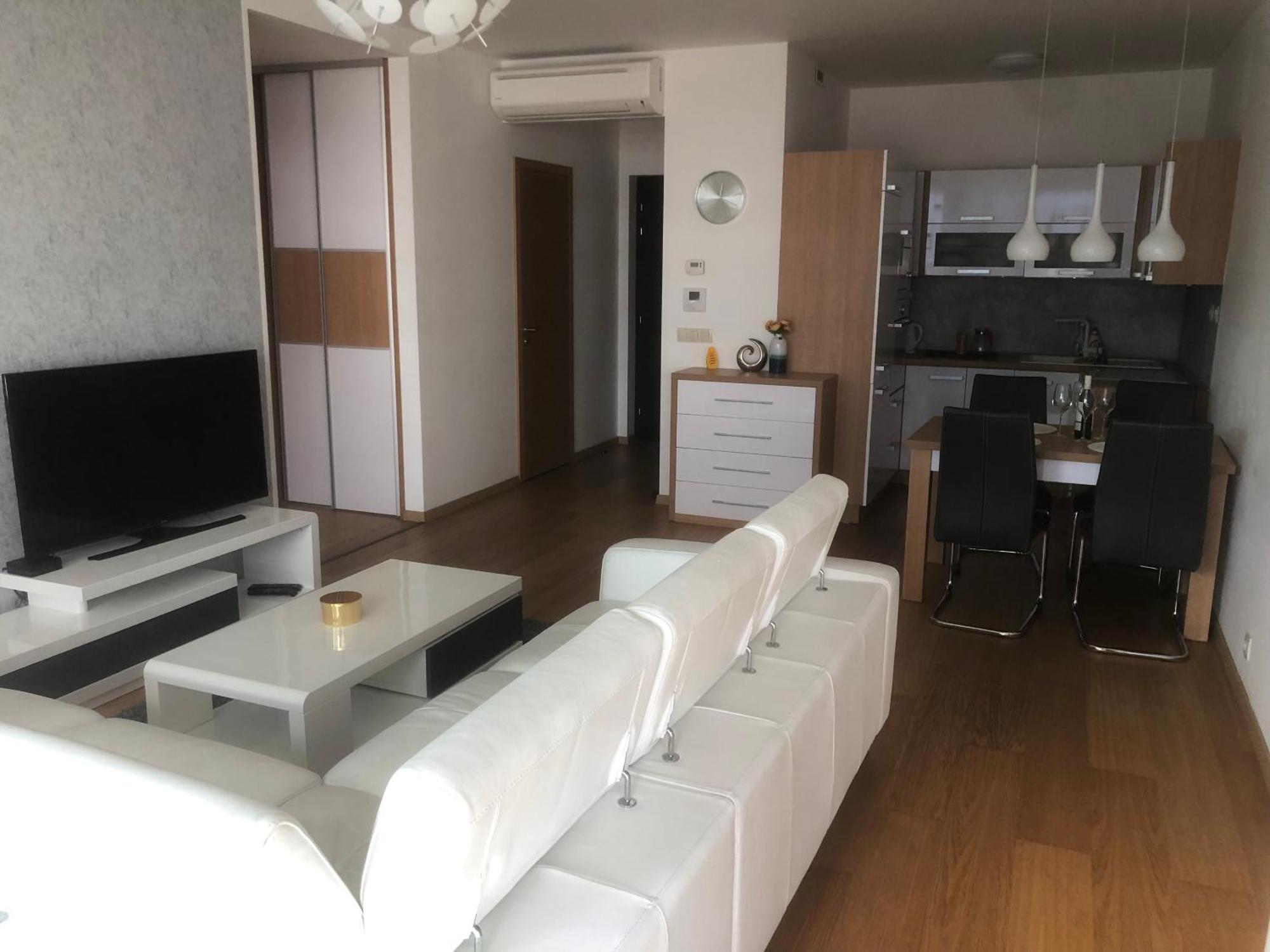 Downtown In The Heart Of The New Center, 4 Persons, Parking *