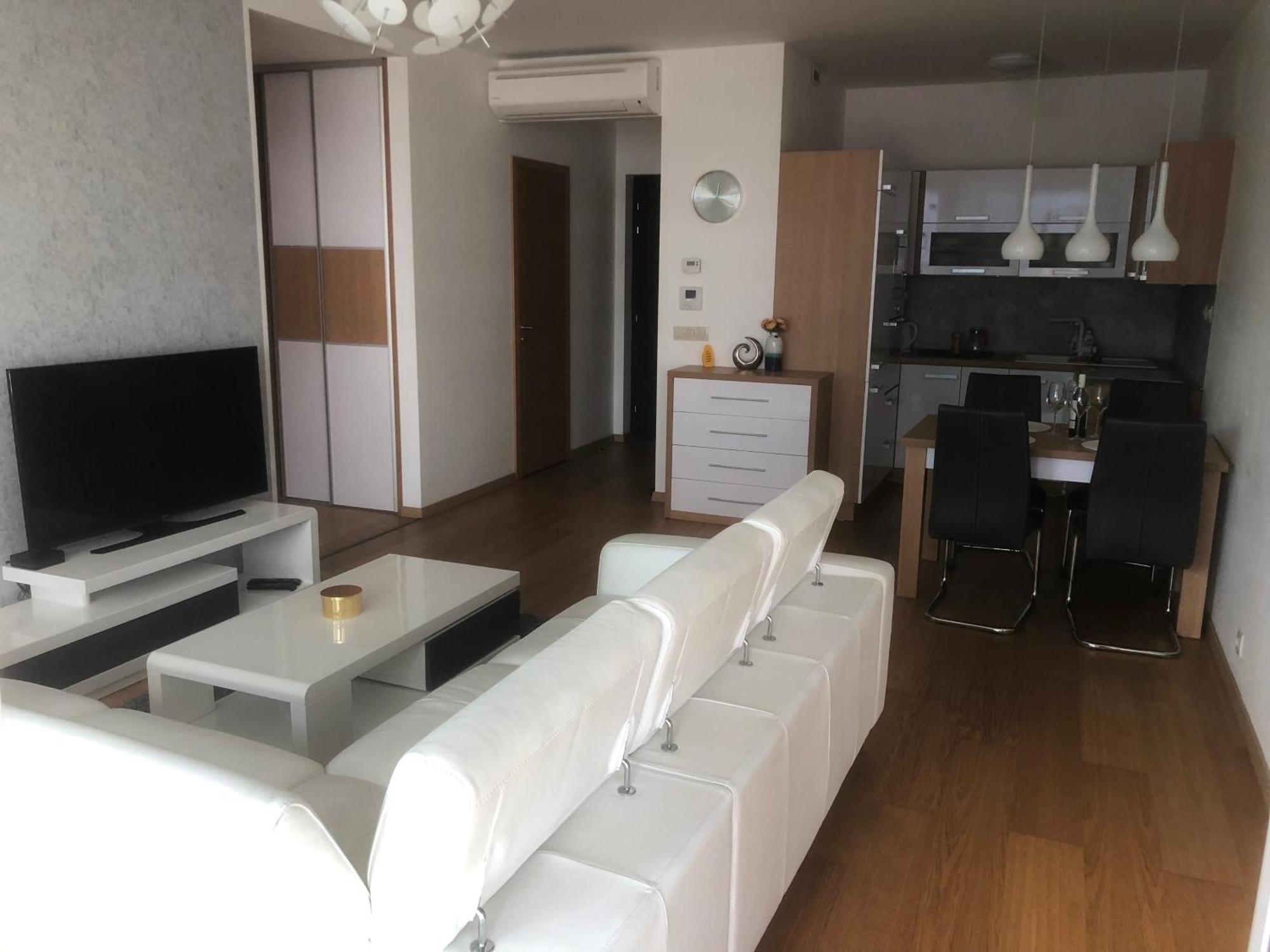 Downtown In The Heart Of The New Center, 4 Persons, Parking