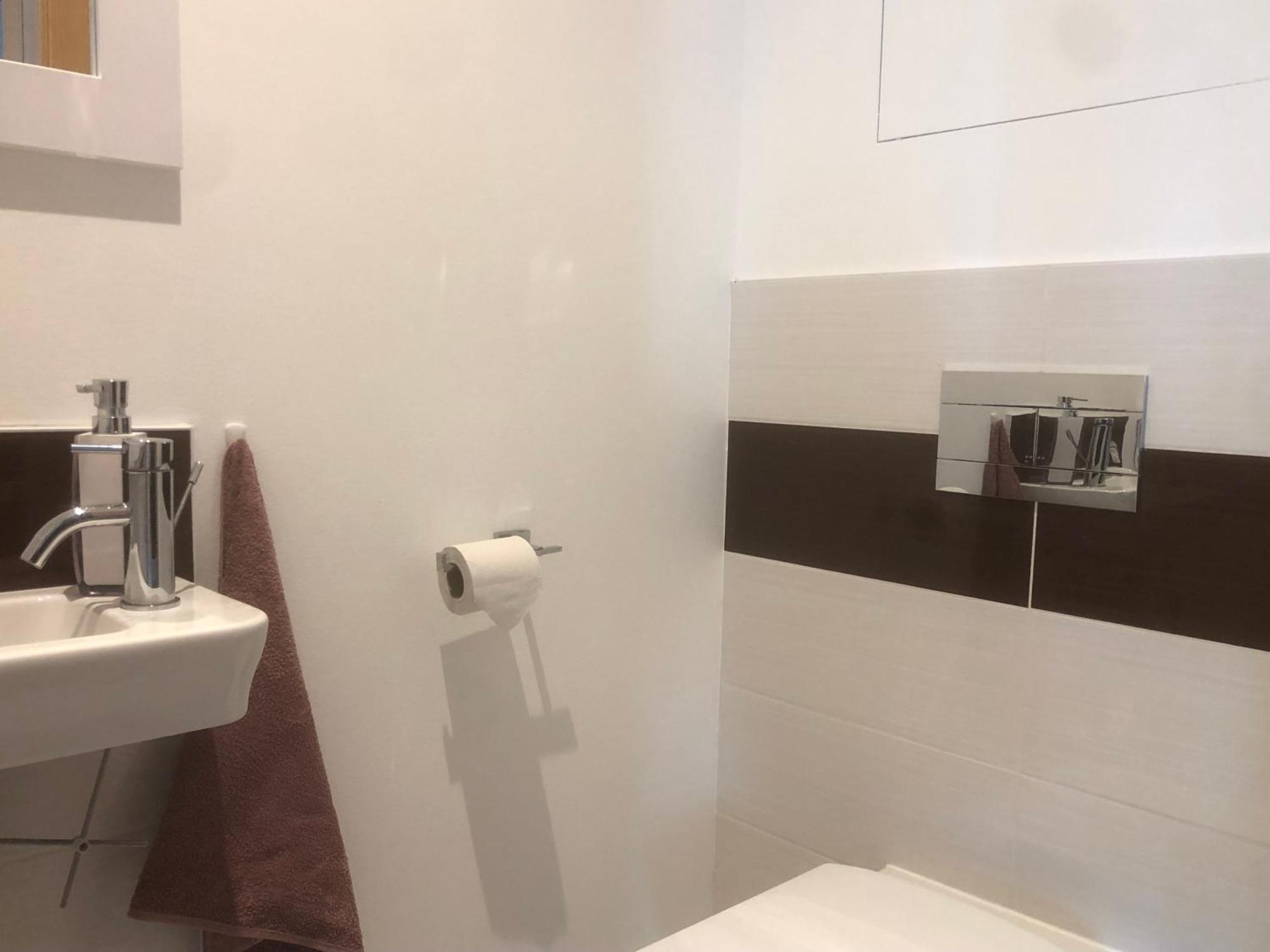 Downtown In The Heart Of The New Center, 4 Persons, Parking Apartment *