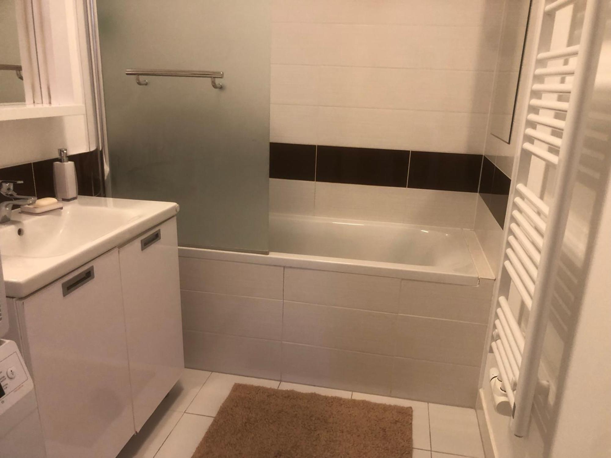 Downtown In The Heart Of The New Center, 4 Persons, Parking Apartment *