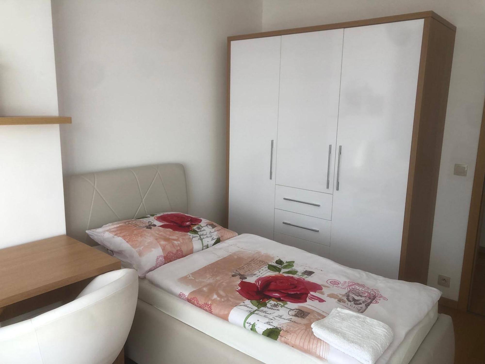 Downtown In The Heart Of The New Center, 4 Persons, Parking *