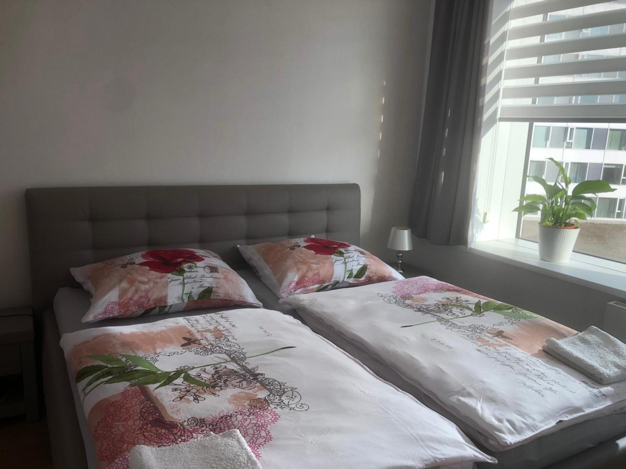 Downtown In The Heart Of The New Center, 4 Persons, Parking