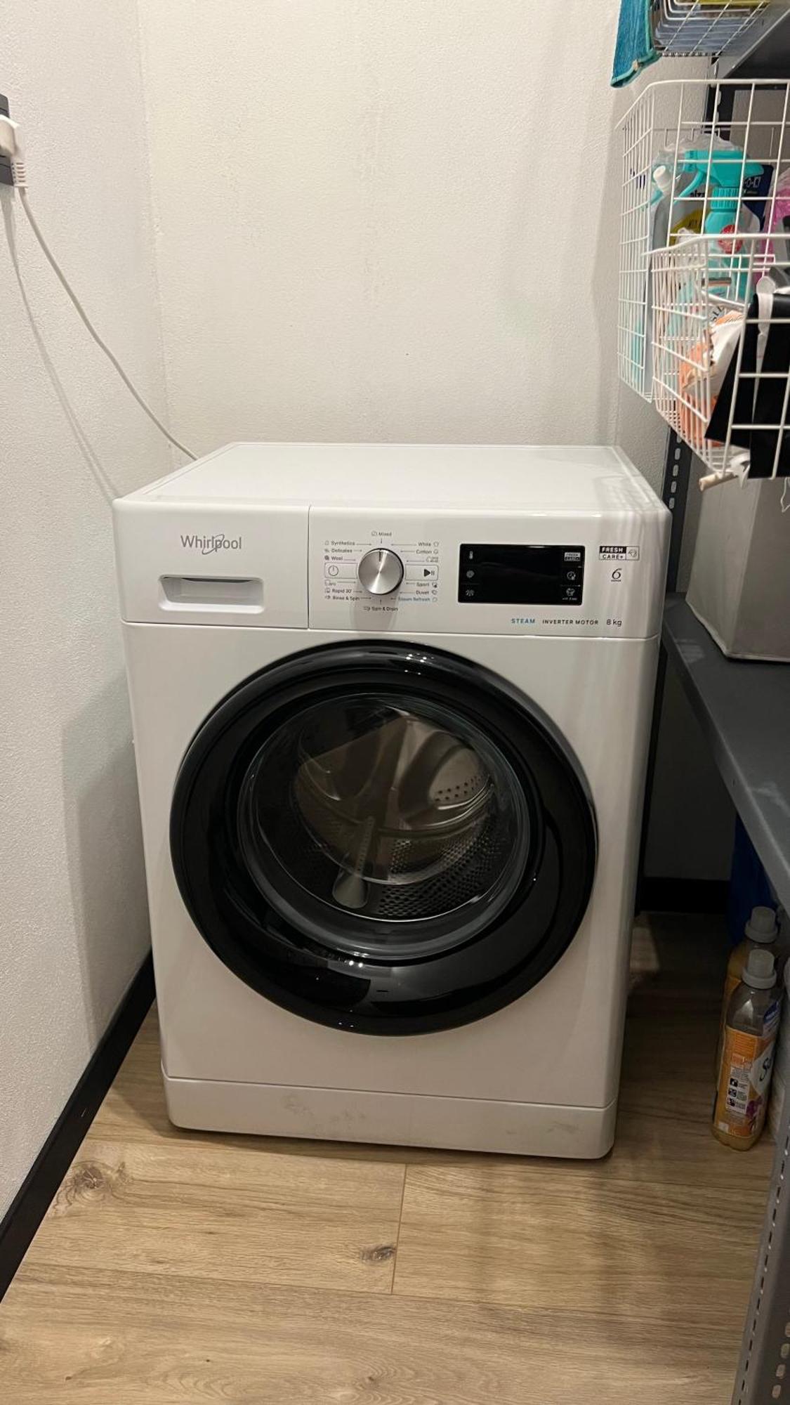 Lake Apartment, 2x Free Garage, 10 Mins To Centre *