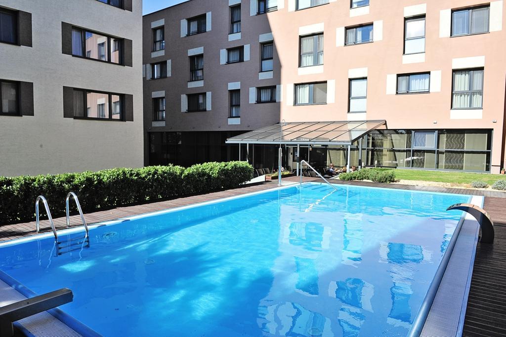 Melrose Apartment