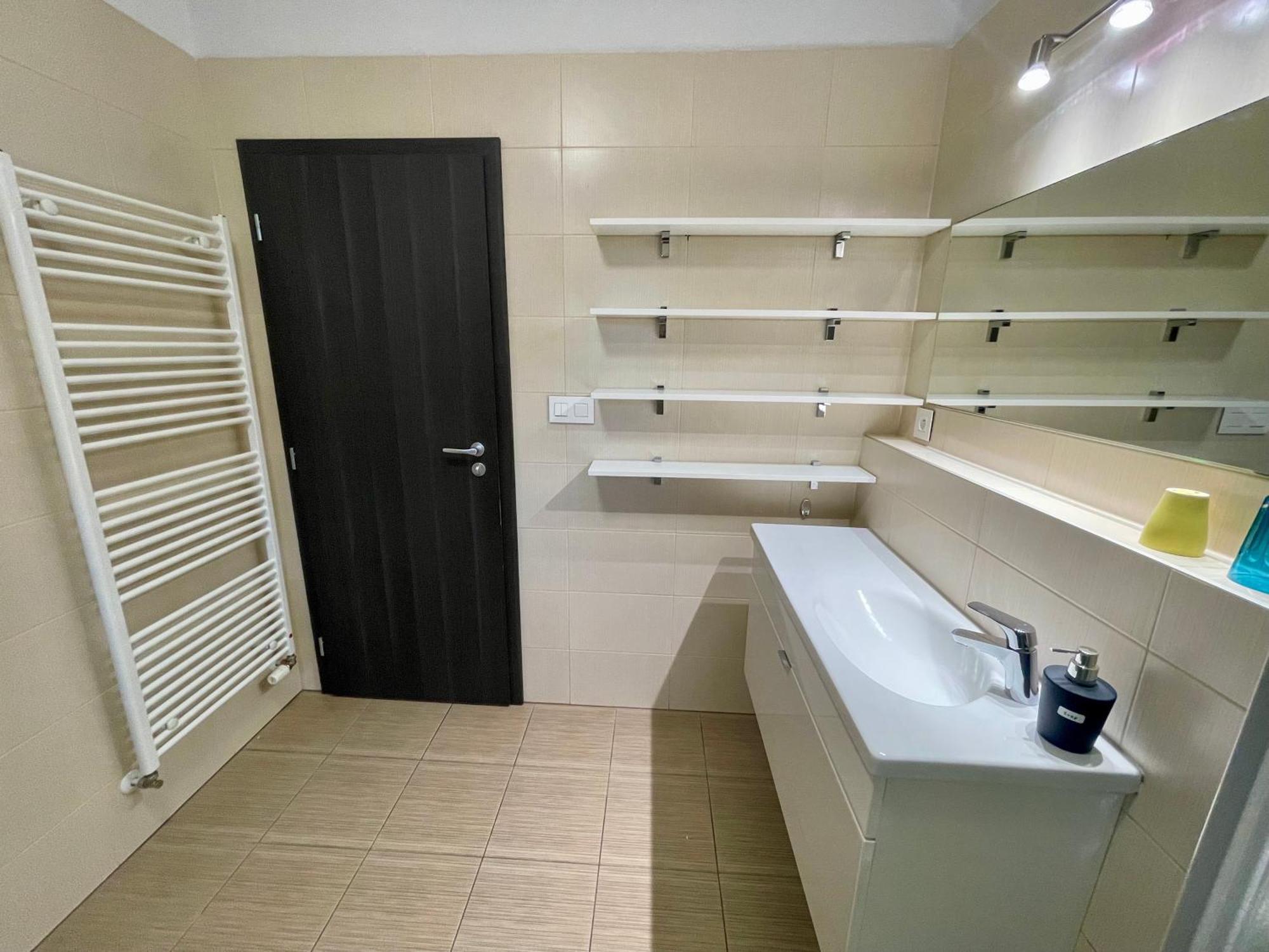 Rosnicka, Perfect Location With 24h Checkin, Balcony, Ac & Free Parking