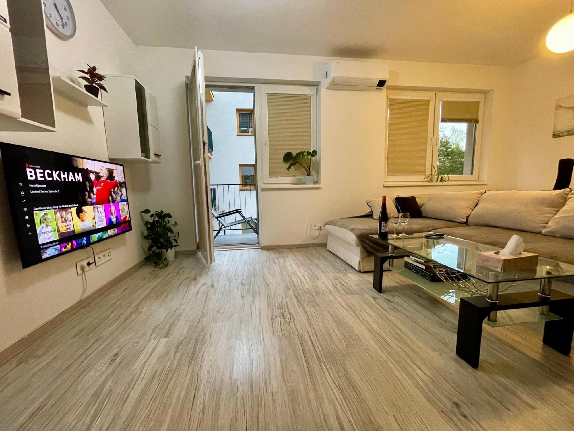 Rosnicka, Perfect Location With 24h Checkin, Balcony, Ac & Free Parking Apartment Bratislava