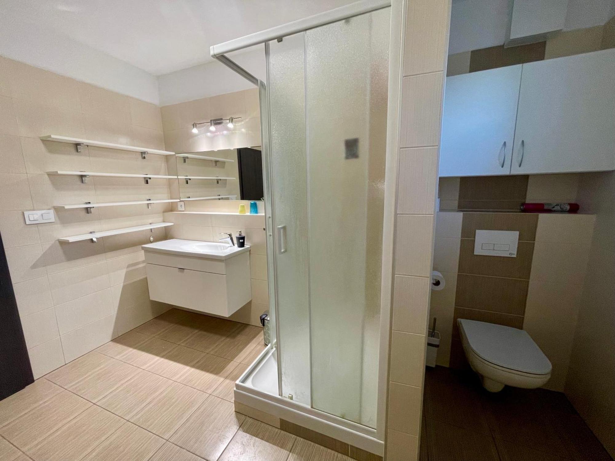 Rosnicka, Perfect Location With 24h Checkin, Balcony, Ac & Free Parking *