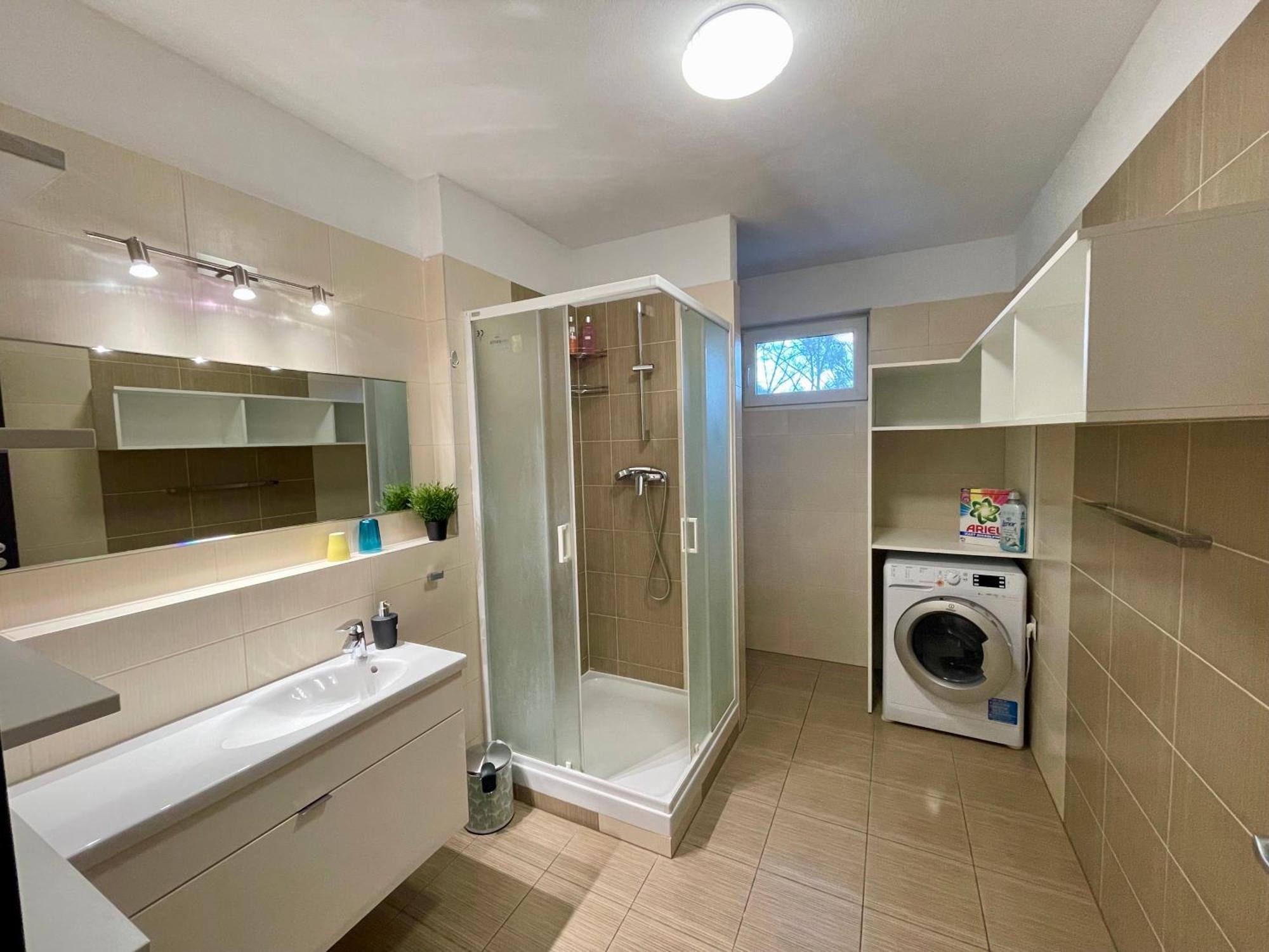 Rosnicka, Perfect Location With 24h Checkin, Balcony, Ac & Free Parking Apartment Bratislava