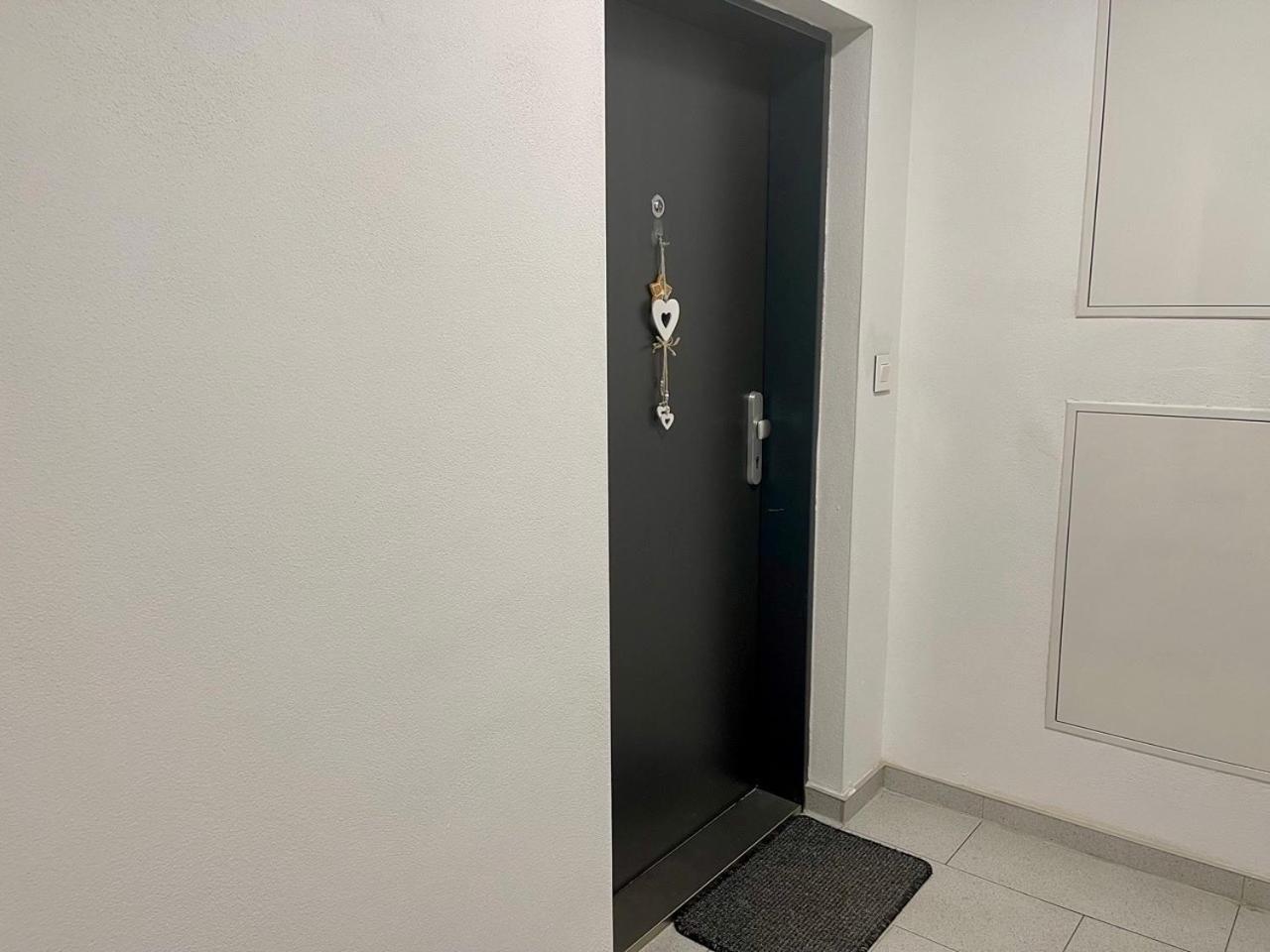 Apartment Rosnicka, Perfect Location With 24h Checkin, Balcony, Ac & Free Parking *