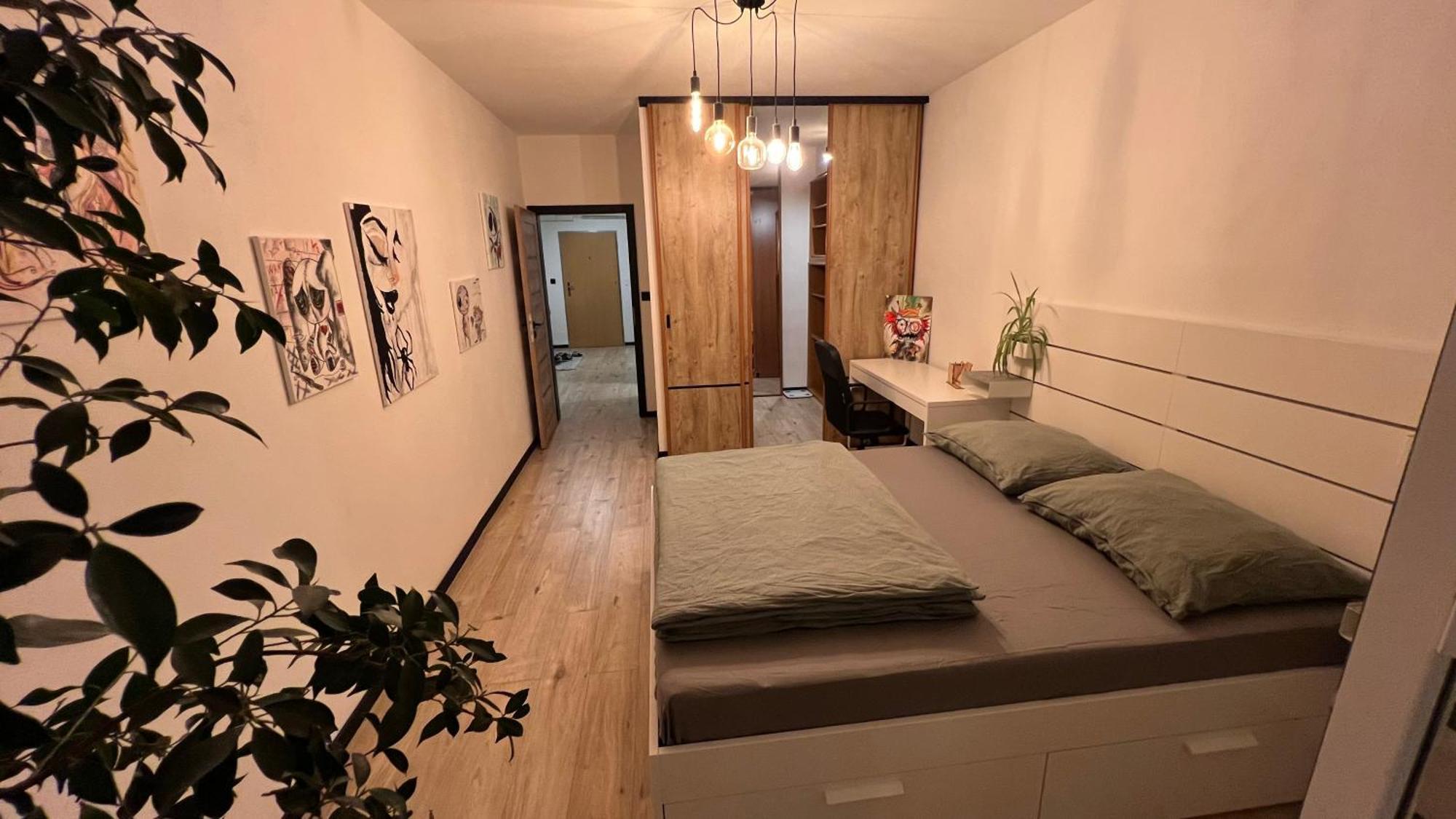 Lake Apartment, 2x Free Garage, 10 Mins To Centre Bratislava