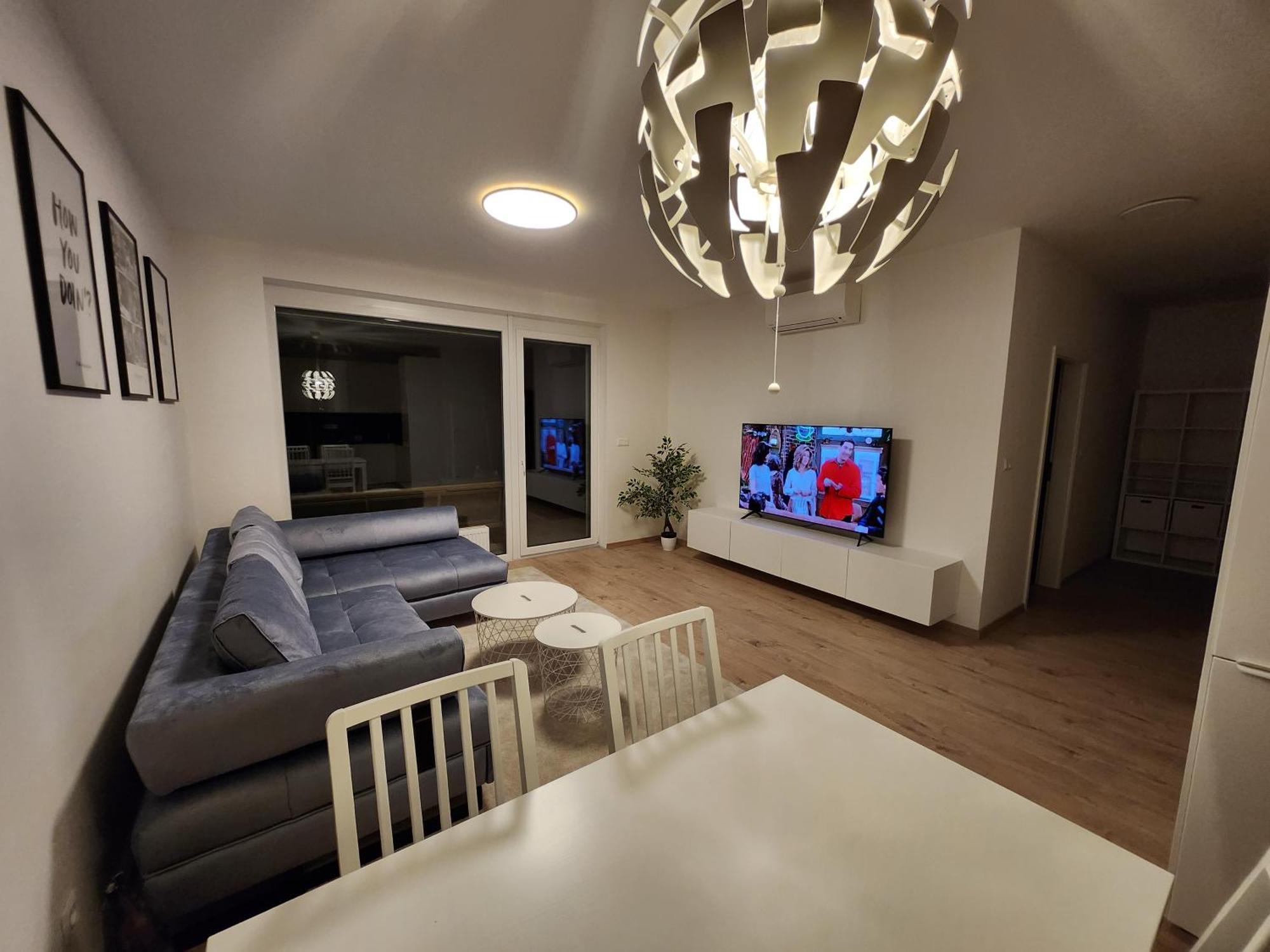 Apartment Ba With Free Garage Parking, Huge Outside Area *