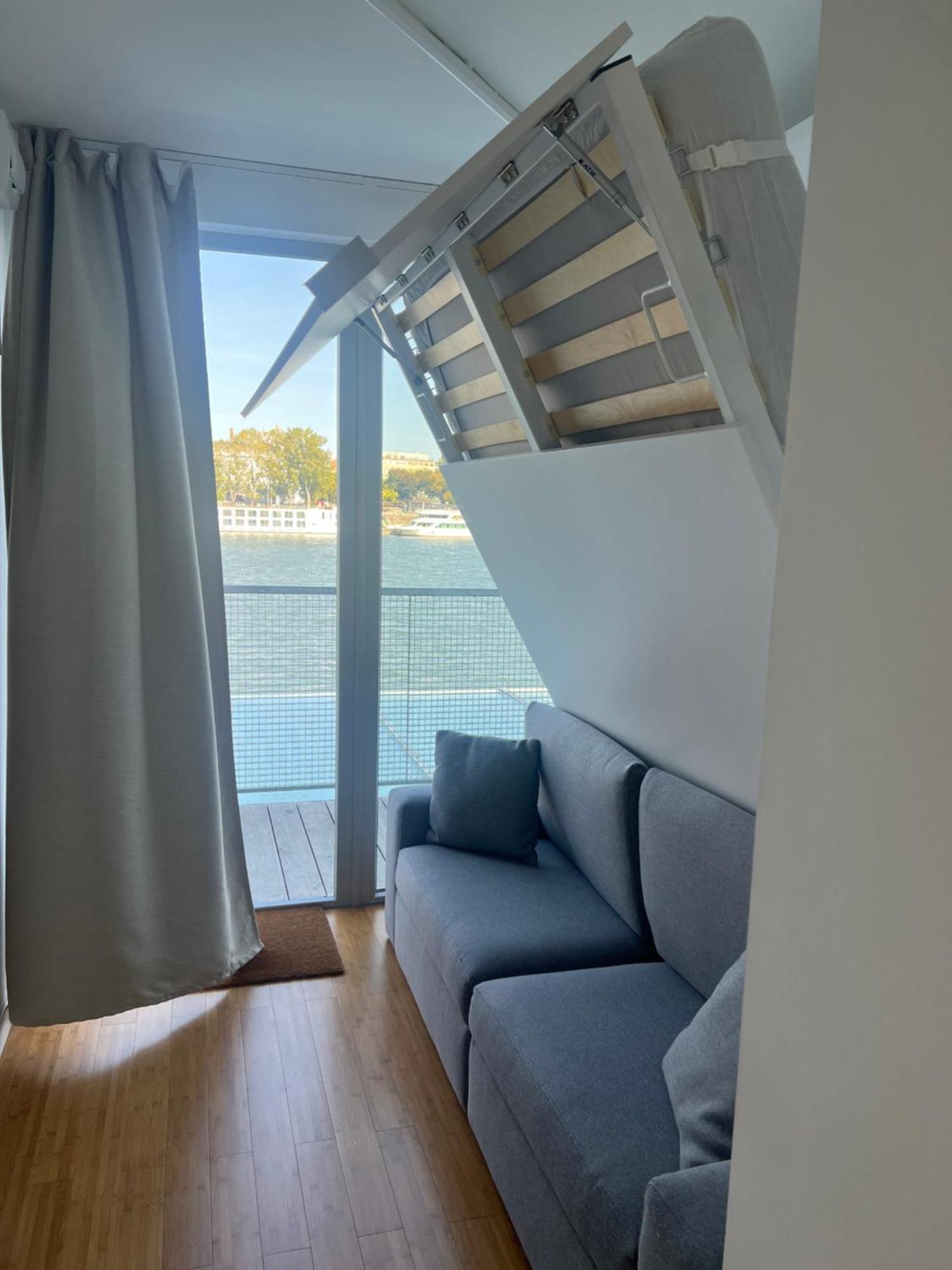Sundeck - Party Boat Hotel *