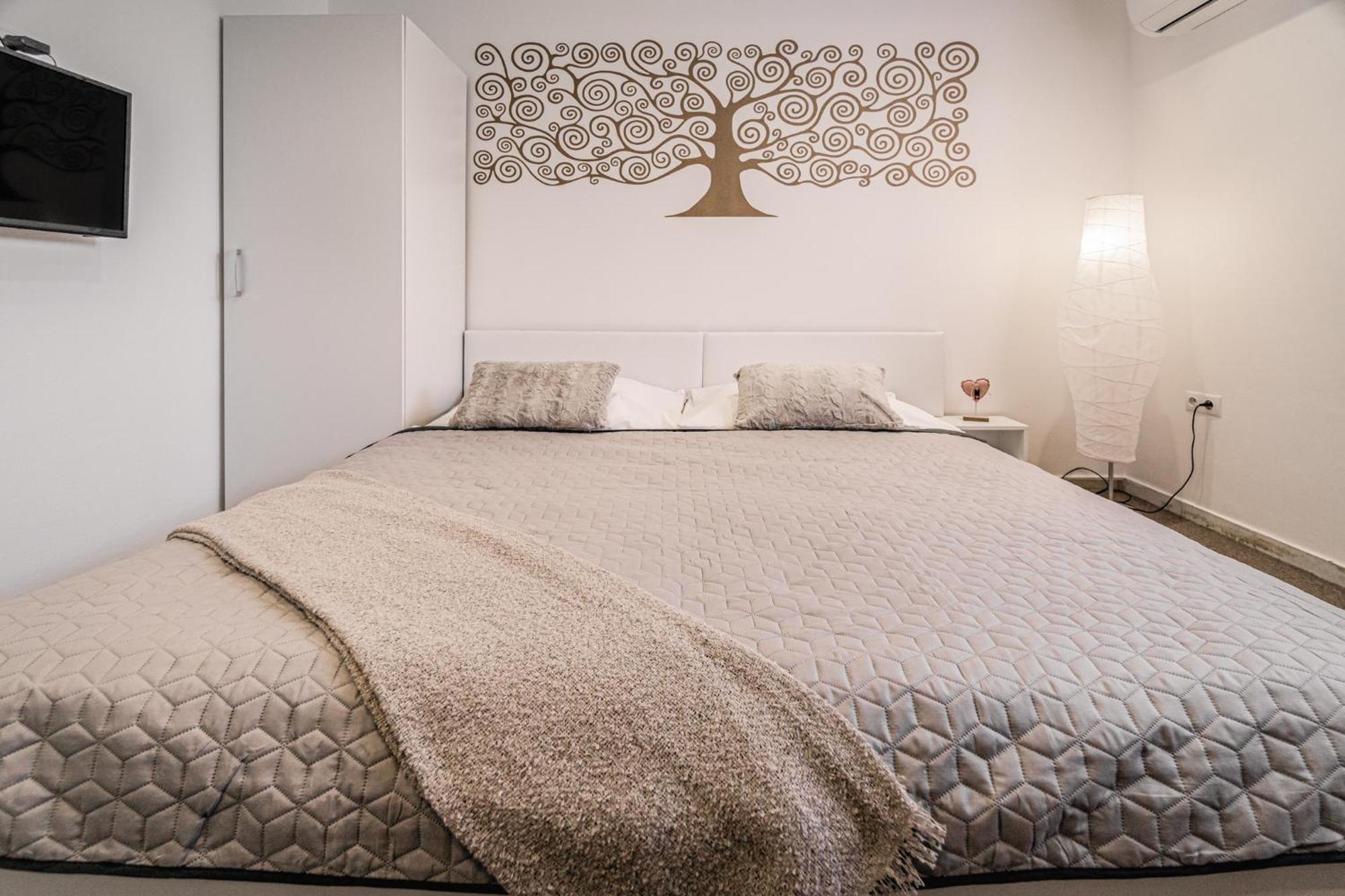 Apartment By Pyramid: Elisabeth Bratislava