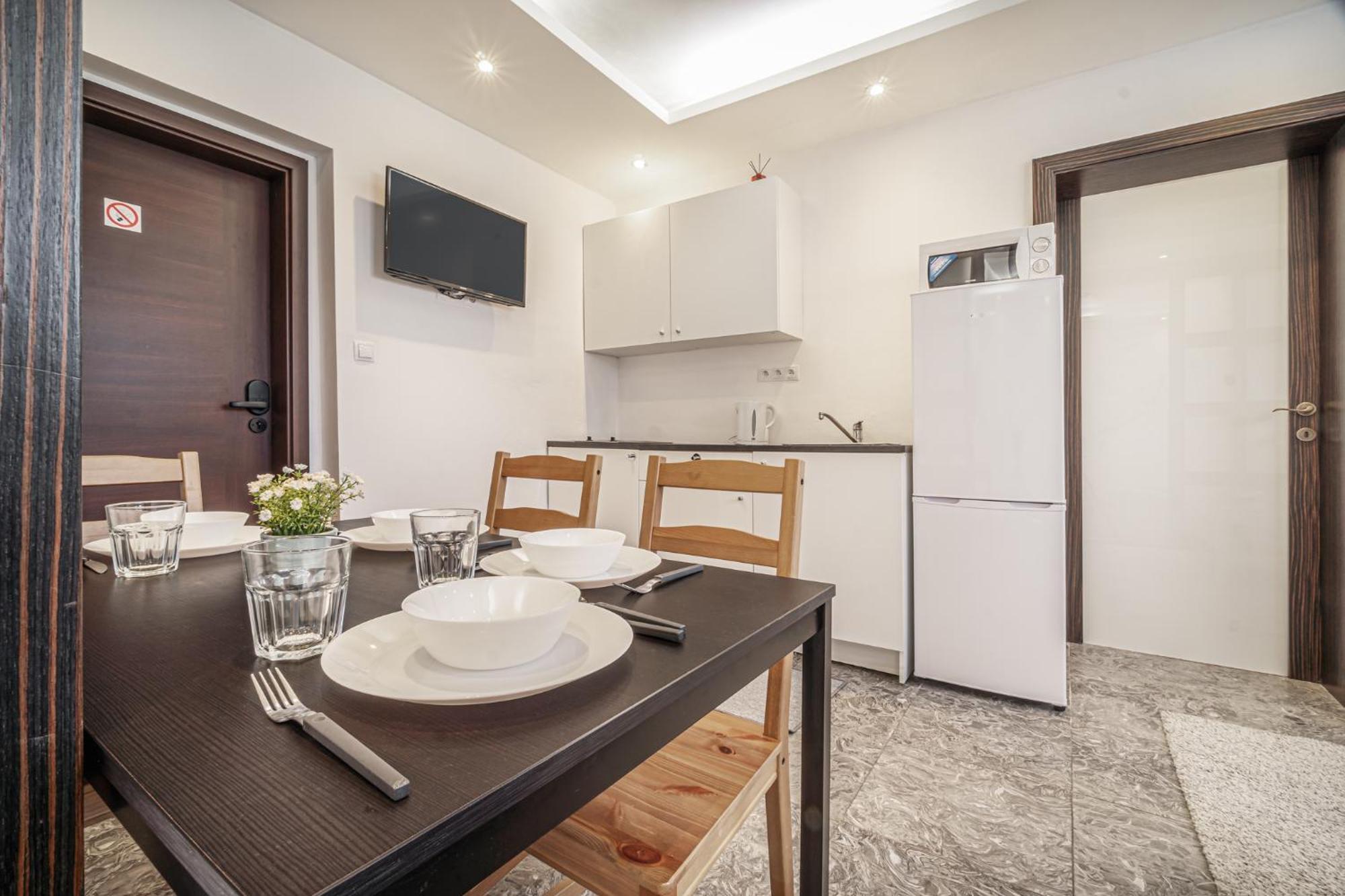 Apartment By Pyramid: Elisabeth