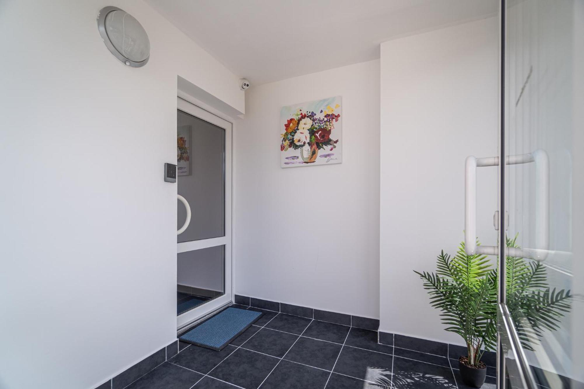 Apartment By Pyramid: Elisabeth