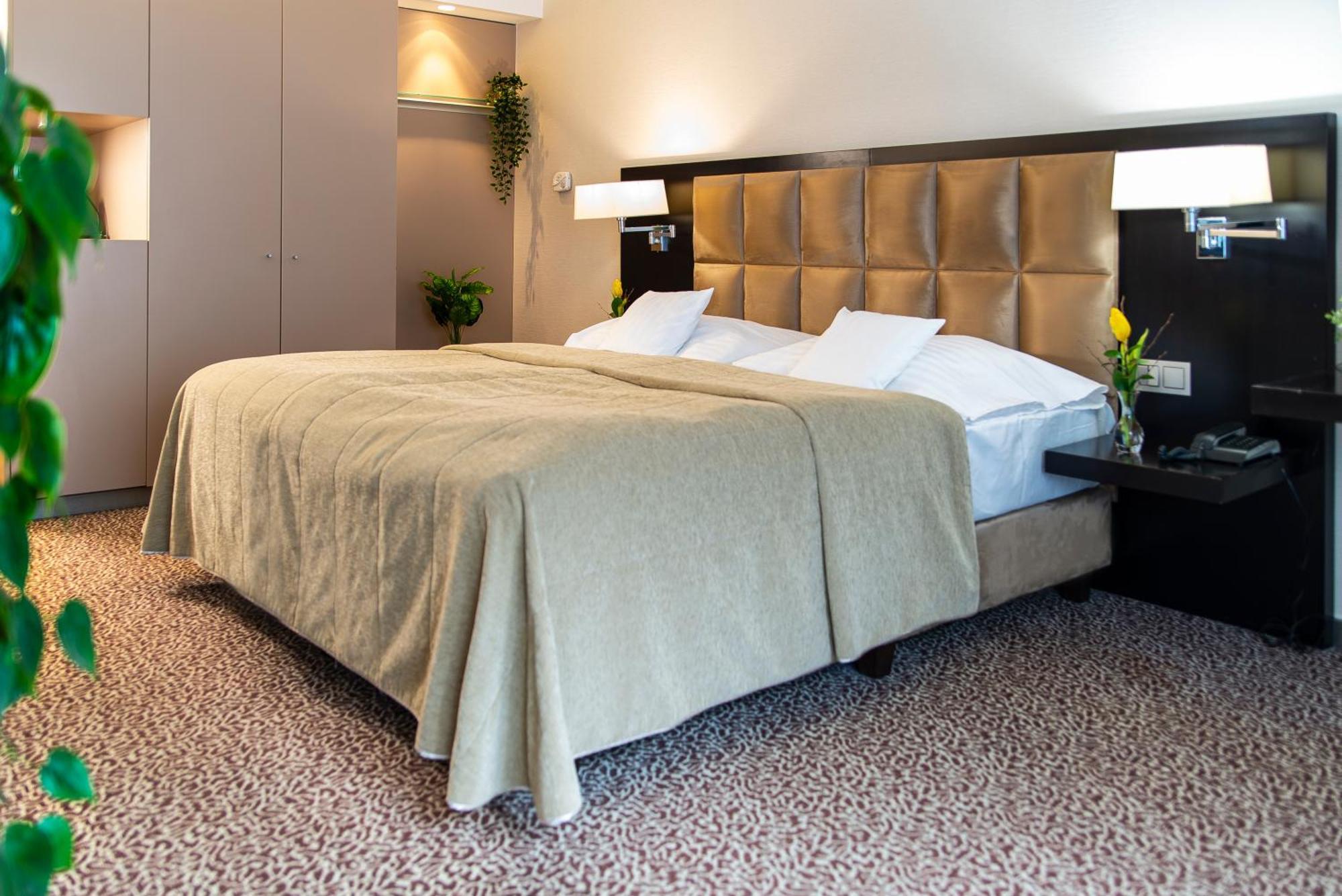 Avance Hotel