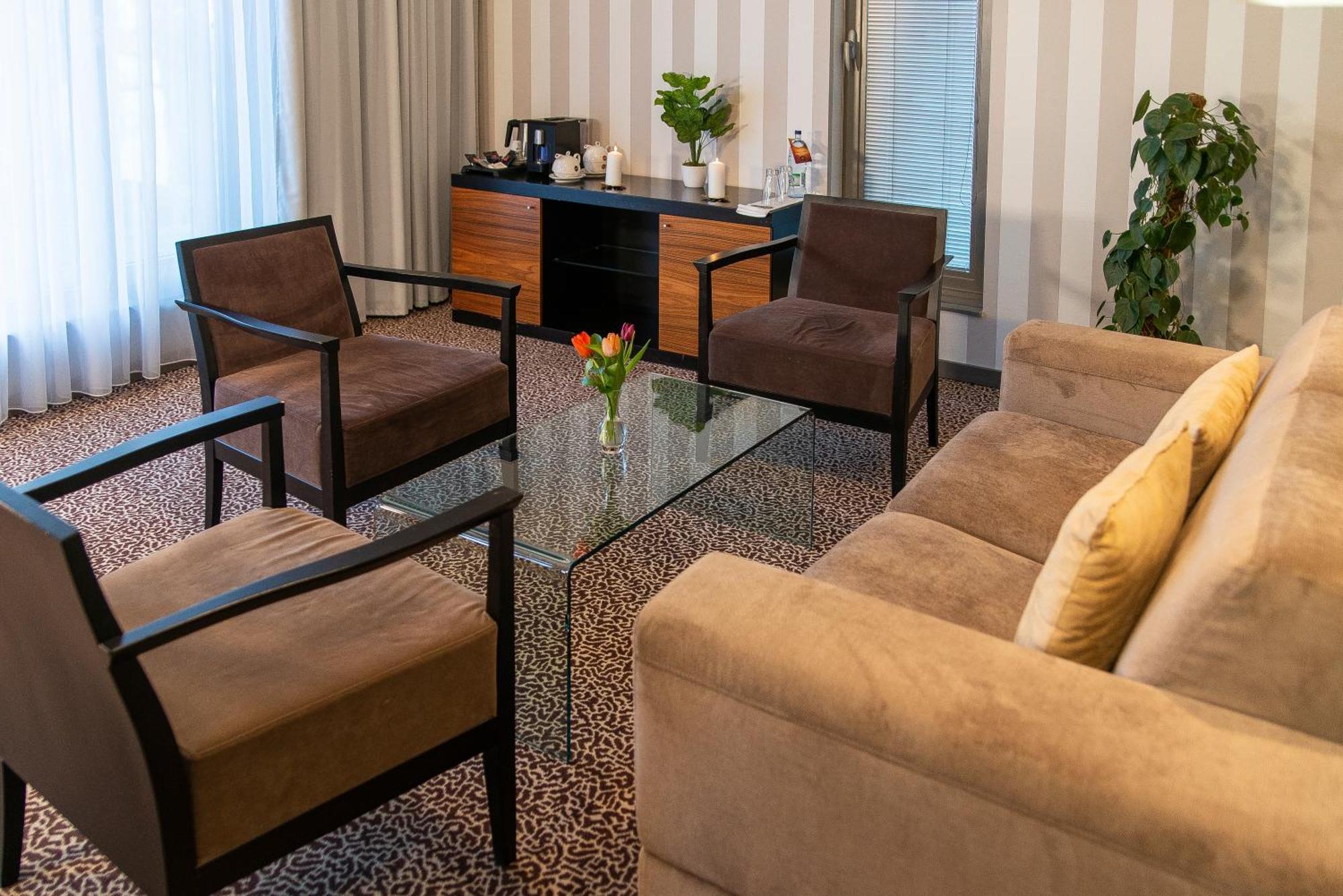 Avance Hotel