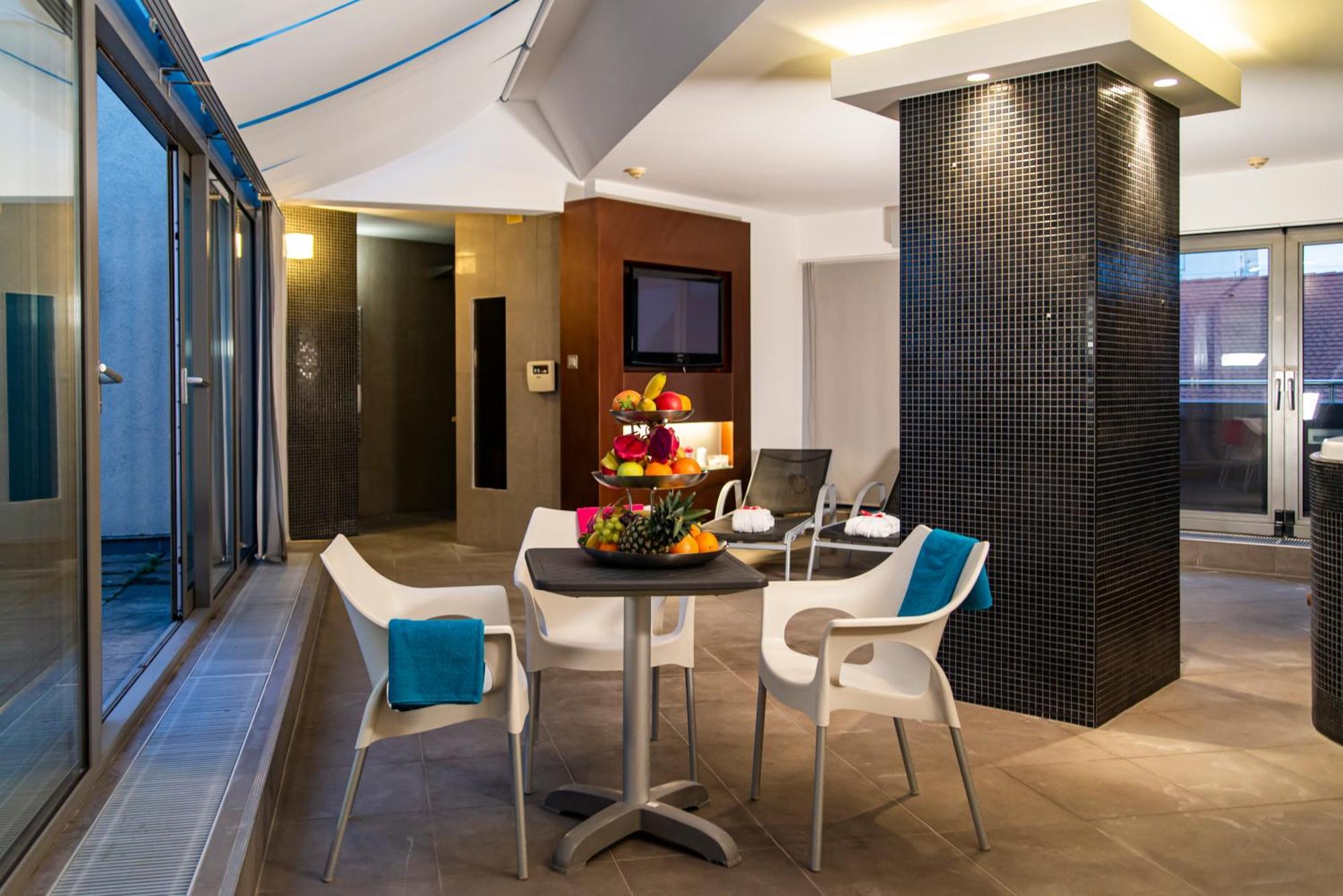 Avance Hotel