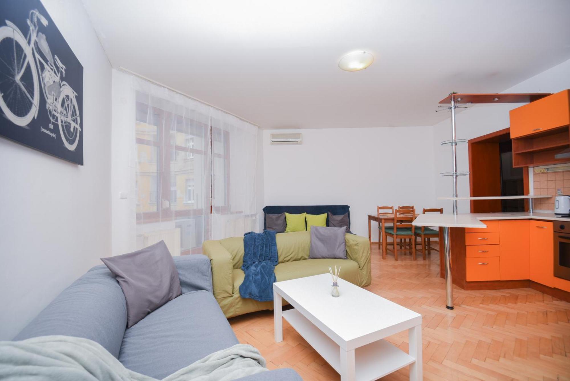 Center - Vibrant & Colorful Apartment