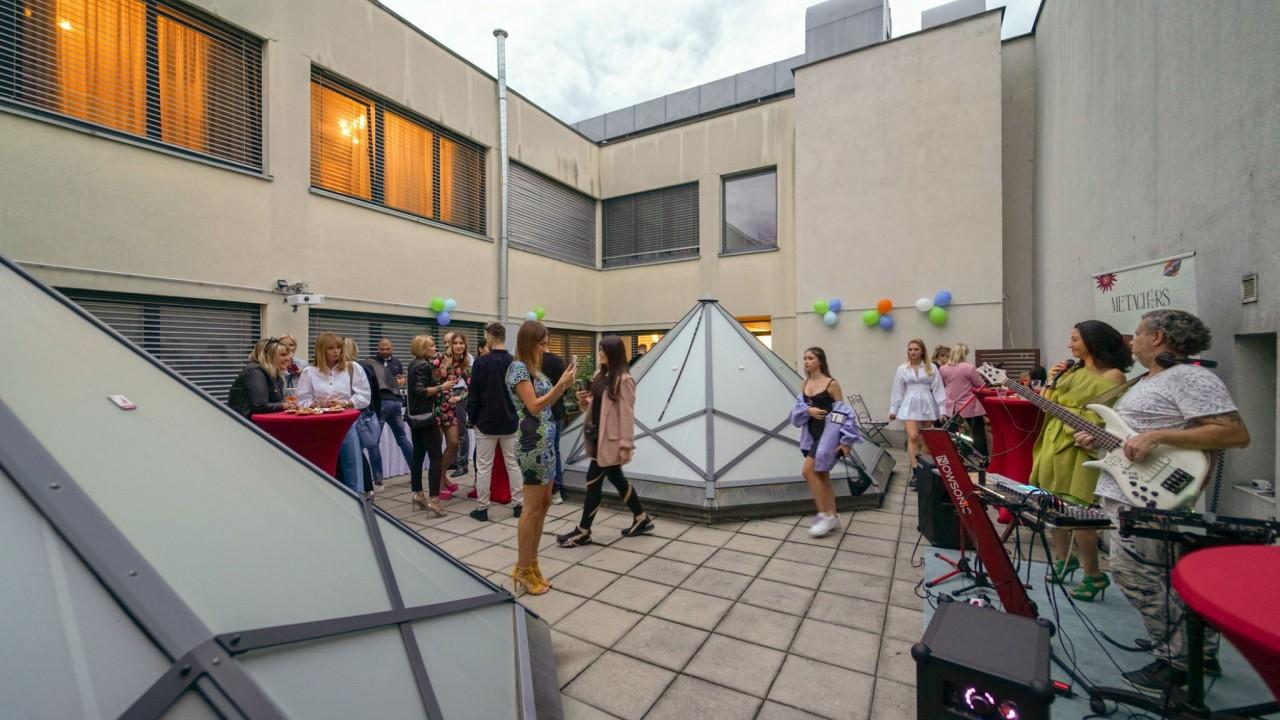Chors Like A - 1st World Nft Block & Art Capsule Metachors Hostel Bratislava