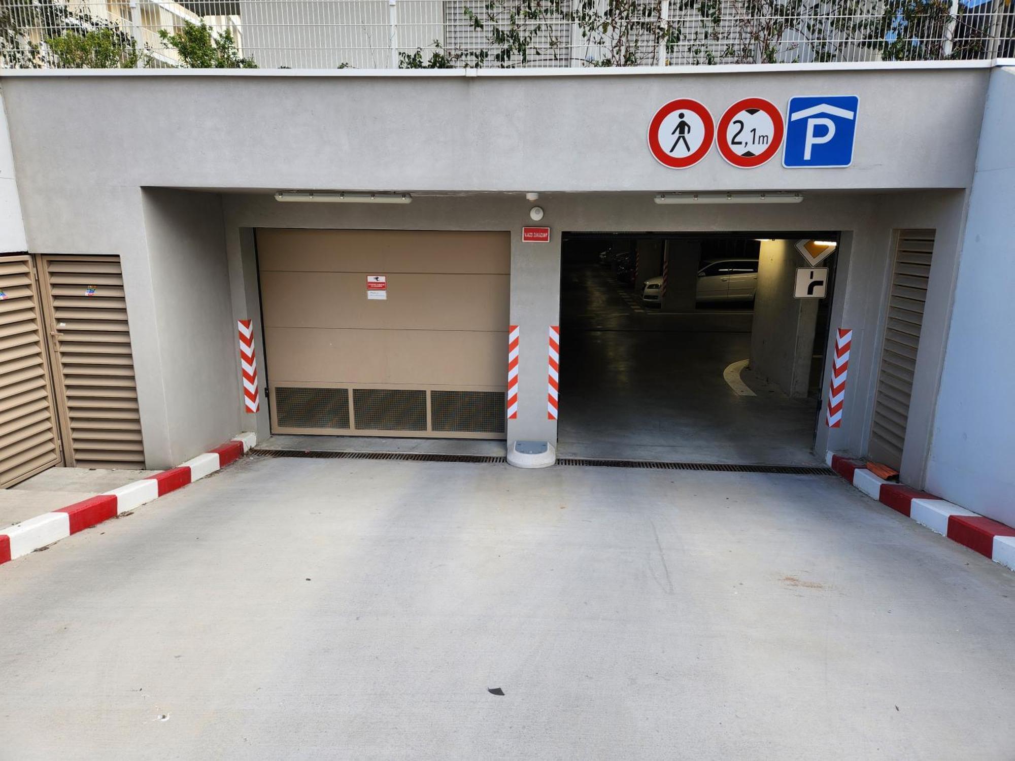 Apartment Ba With Free Garage Parking, Huge Outside Area