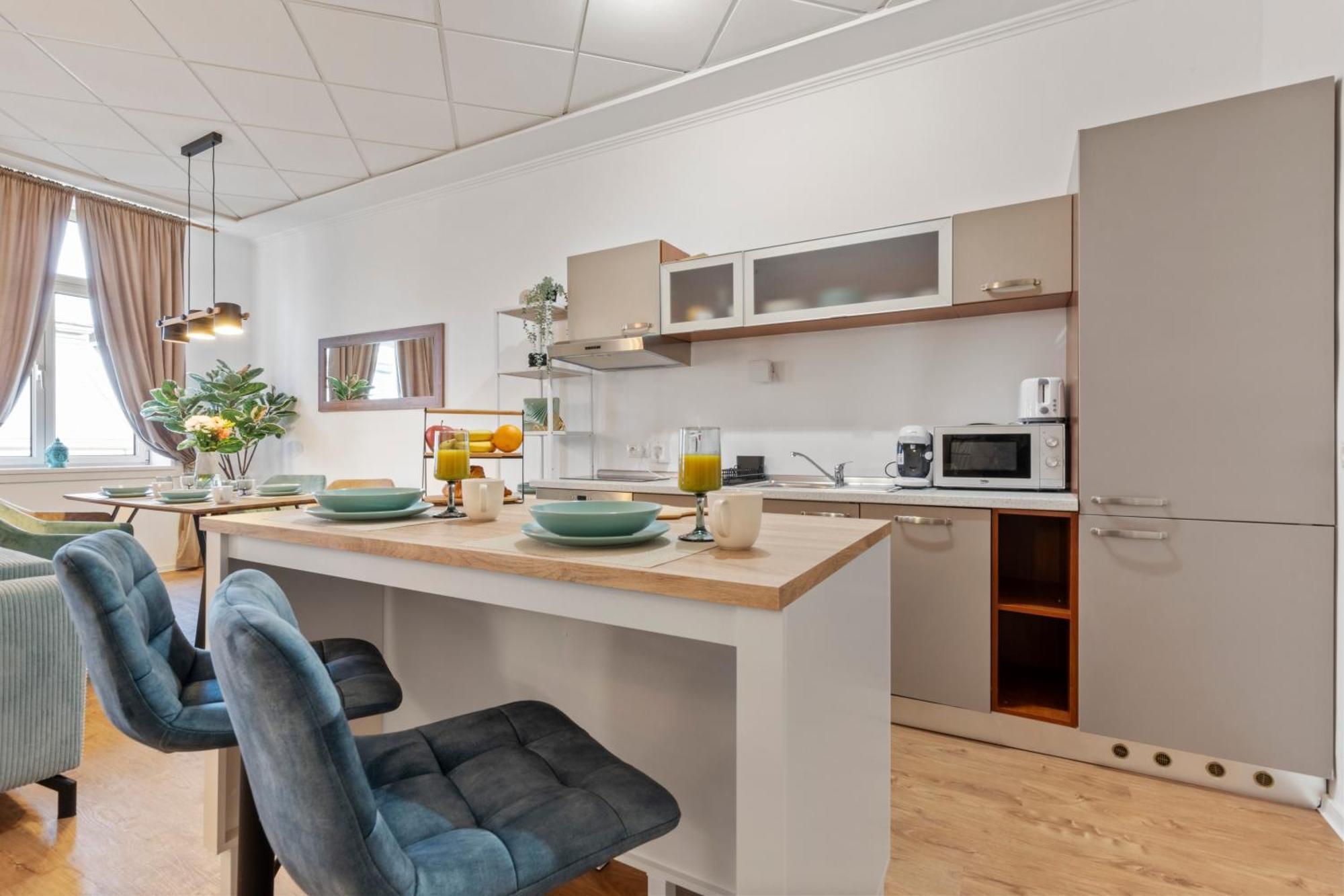 Luxe Living At Old Town Center Apartment