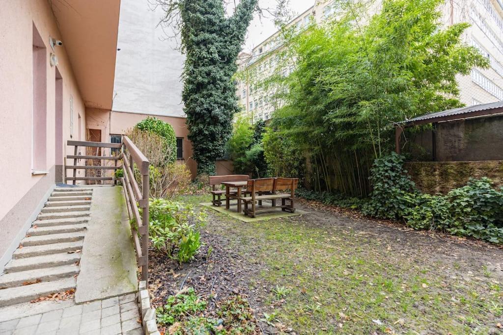 Serenity: Urban Garden Retreat *
