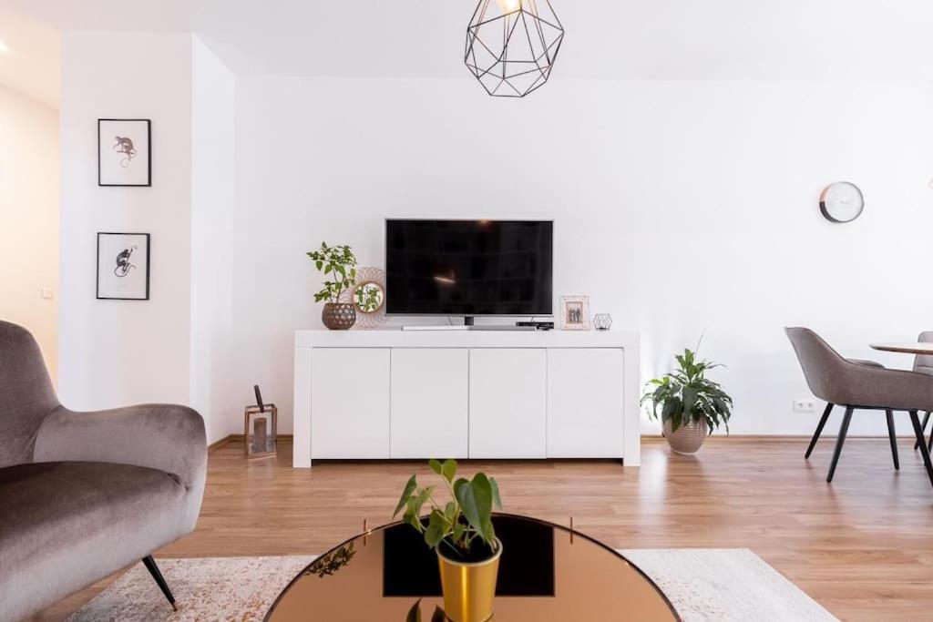 Comfy And Stylish With Terrace Near Center