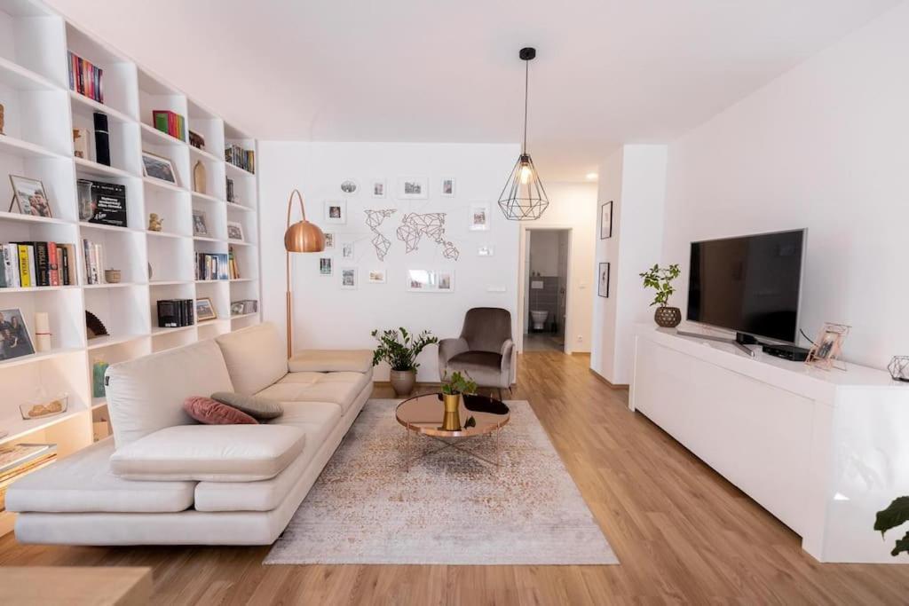Apartment Comfy And Stylish With Terrace Near Center