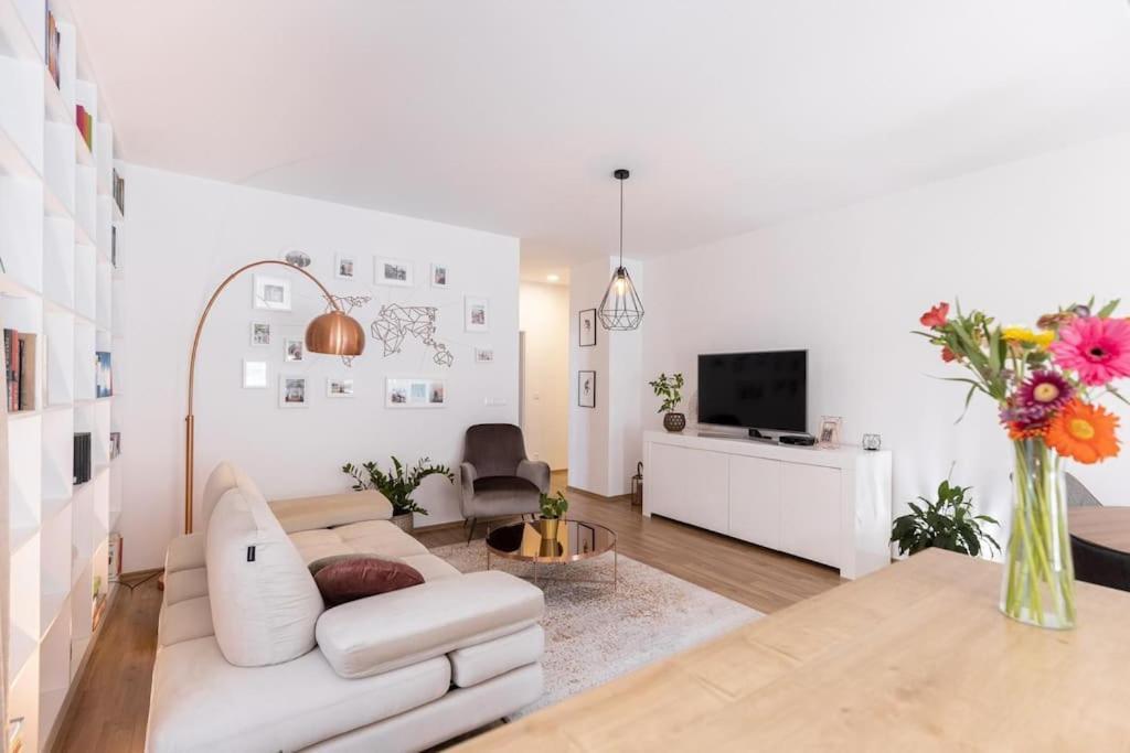 Apartment Comfy And Stylish With Terrace Near Center